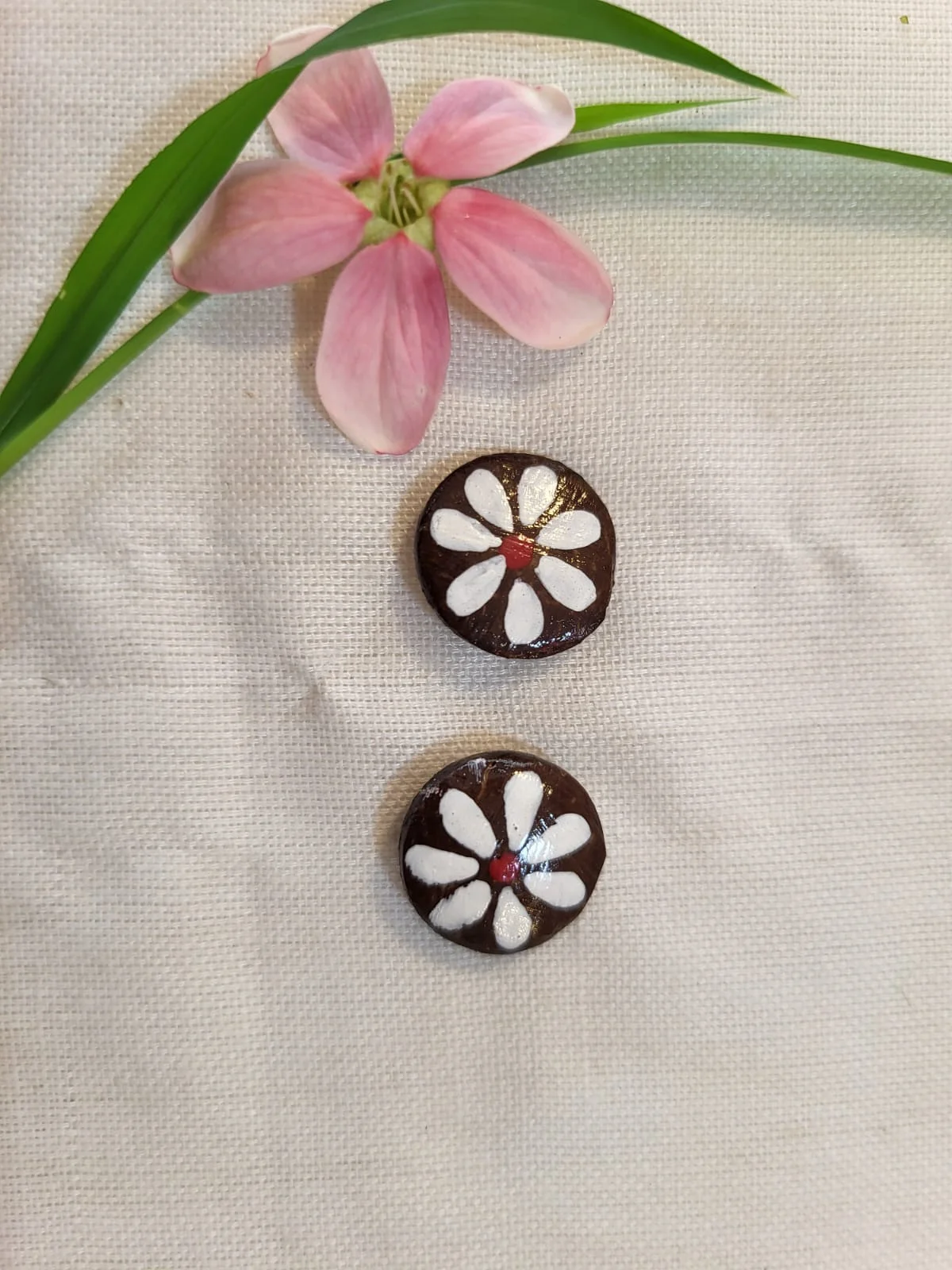 Natural Daisy Stud Earrings